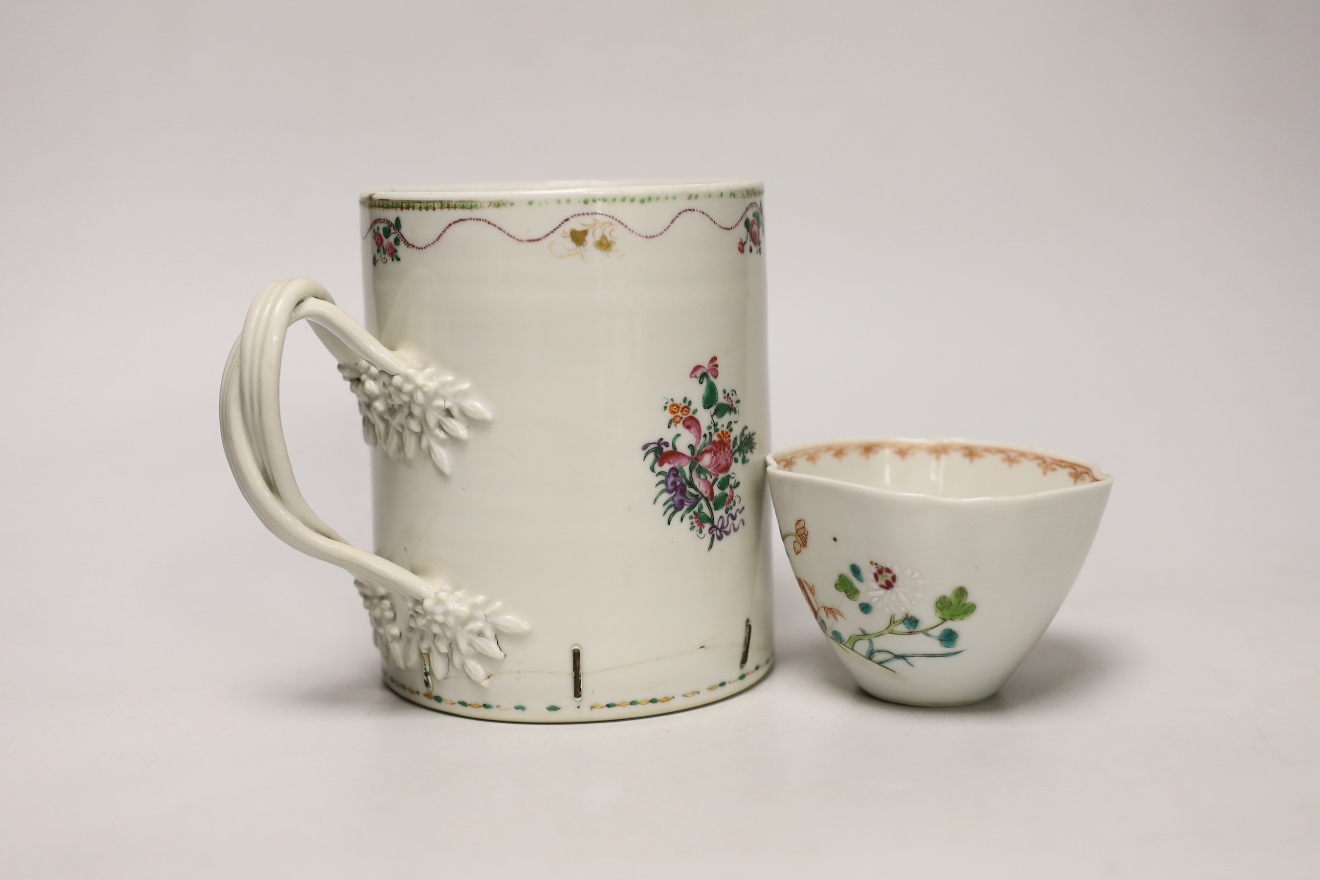 An 18th century Chinese export mug and a famille rose teabowl, tallest 13.5cm